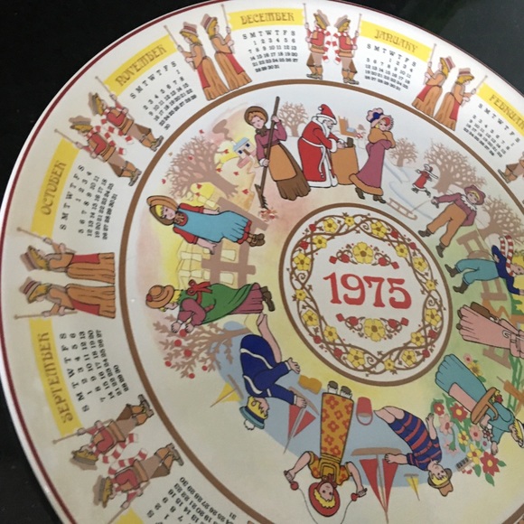 SOLD! Wedgwood 1975 Calendar Plate “Children’s Games” - Picture 2 of 6